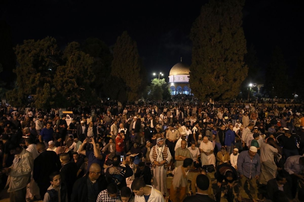 بالصور.. 270 ألفاً يصلون العشاء والتراويح بالأقصى في "ليلة القدر"&lrm;