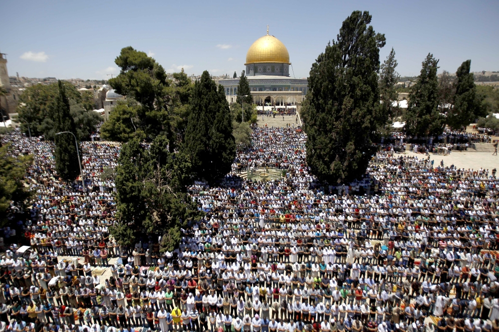 عشرات الآلاف من الفلسطينيين يتوافدون الى «الأقصى» في الجمعة الأخيرة من رمضان