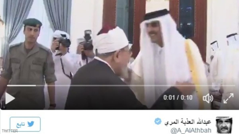 حذف فيديو تقبيل أمير قطر رأس القرضاوي يثير علامات استفهام