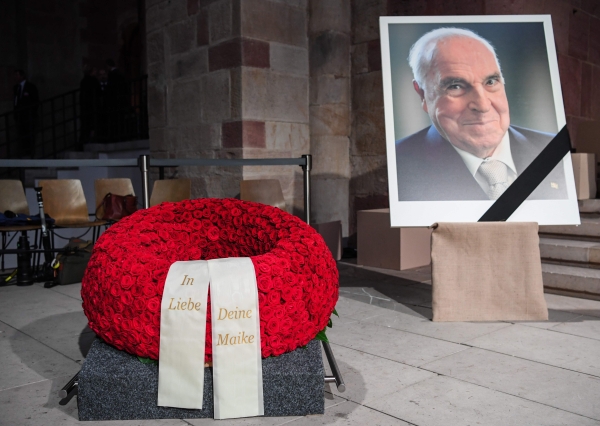 بالصور - زعماء العالم يودعون هيلموت كول "مهندس" توحيد أوروبا