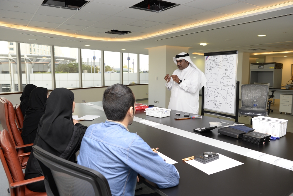 برنامج تدريبي لتهيئة إخصائيي فحص الأحجار الكريمة