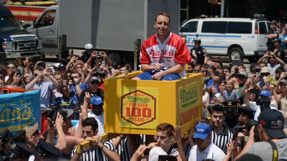 بالصور.. اميركي يتوج ملكاً لـ"الهوت دوج"بعد أكل 73 شطيرة بعشر دقائق