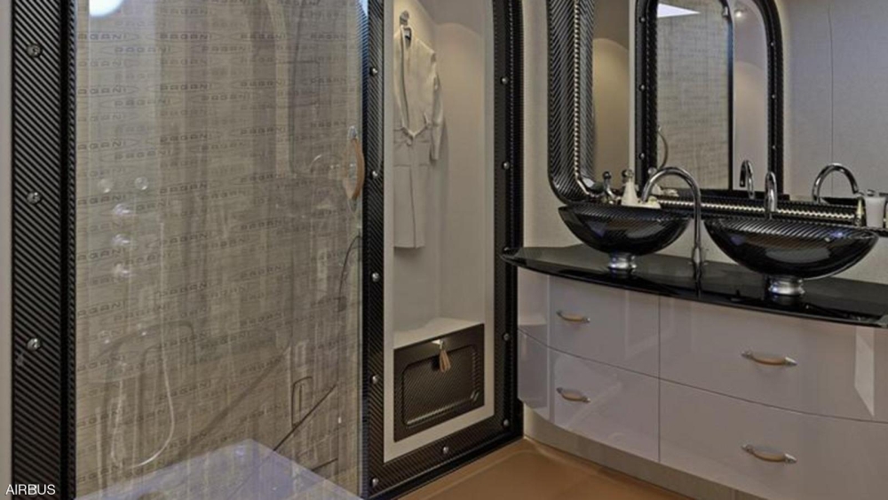 بالصور.. أول طائرة ركاب بسقف شفاف