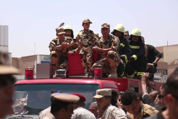 بالصور - مصر تشيِّع 21 جندياً استشهدوا في اعتداء سيناء