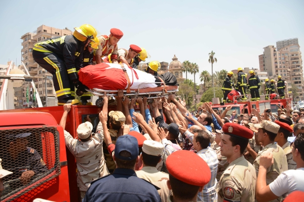 بالصور - مصر تشيِّع 21 جندياً استشهدوا في اعتداء سيناء