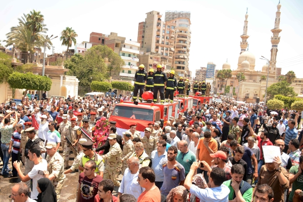 بالصور - مصر تشيِّع 21 جندياً استشهدوا في اعتداء سيناء