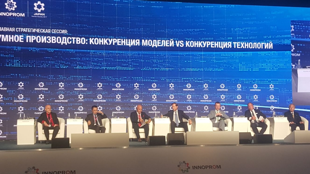 الزياني يشارك في الحلقة الحوارية للإنتاج الذكي بروسيا