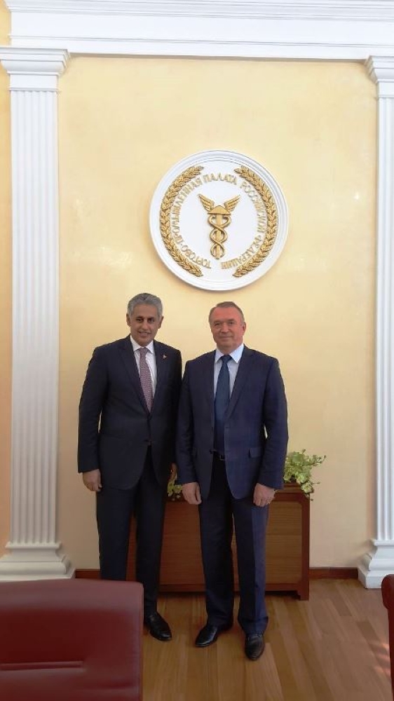 وزير الصناعة يبحث تعزيز التعاون الاقتصادي مع روسيا