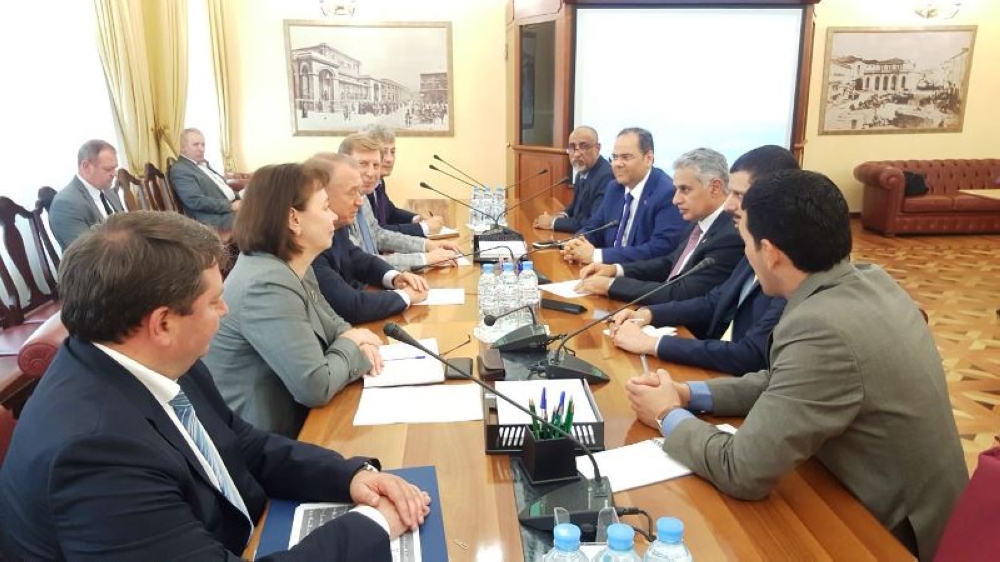 وزير الصناعة يبحث تعزيز التعاون الاقتصادي مع روسيا