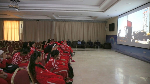 طلبة المعسكر الصيفي في زيارات لـ"ألبا" و"البحريني للسيارات"