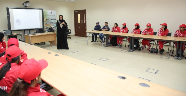 طلبة المعسكر الصيفي في زيارات لـ"ألبا" و"البحريني للسيارات"