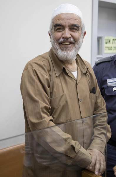 بالصور - قوات الاحتلال تعتقل الشيخ رائد صلاح