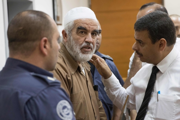 بالصور - قوات الاحتلال تعتقل الشيخ رائد صلاح