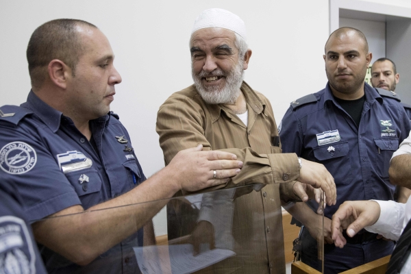 بالصور - قوات الاحتلال تعتقل الشيخ رائد صلاح