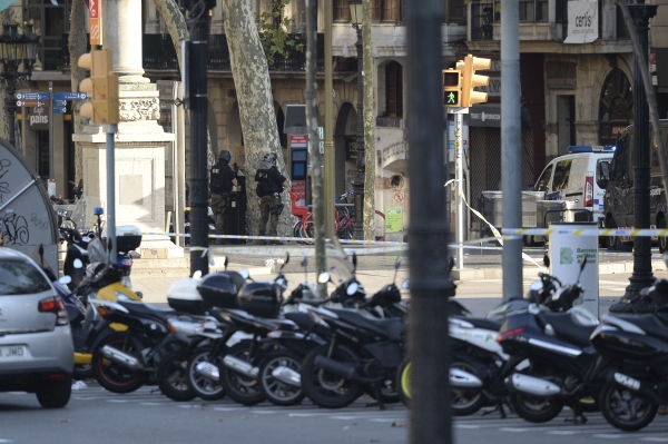 بالصور - 13 قتيلاً وعشرات الجرحى في هجوم إرهابي ببرشلونة.. و"داعش" يتبنى