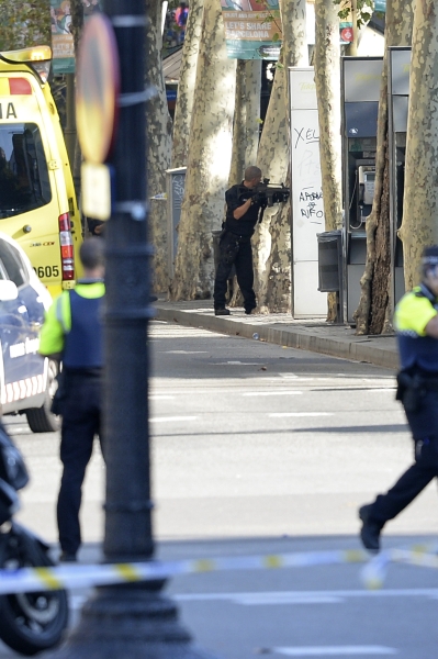 بالصور - 13 قتيلاً وعشرات الجرحى في هجوم إرهابي ببرشلونة.. و"داعش" يتبنى