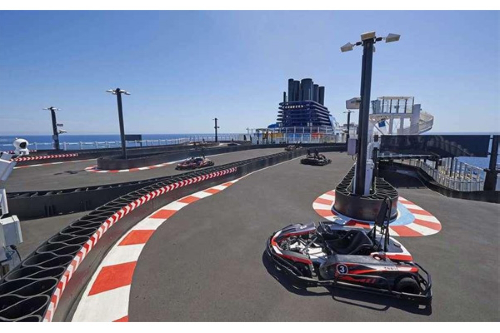 بالصور: سفينة سياحية بمضمار سباق سيارات وإطلالات ساحرة
