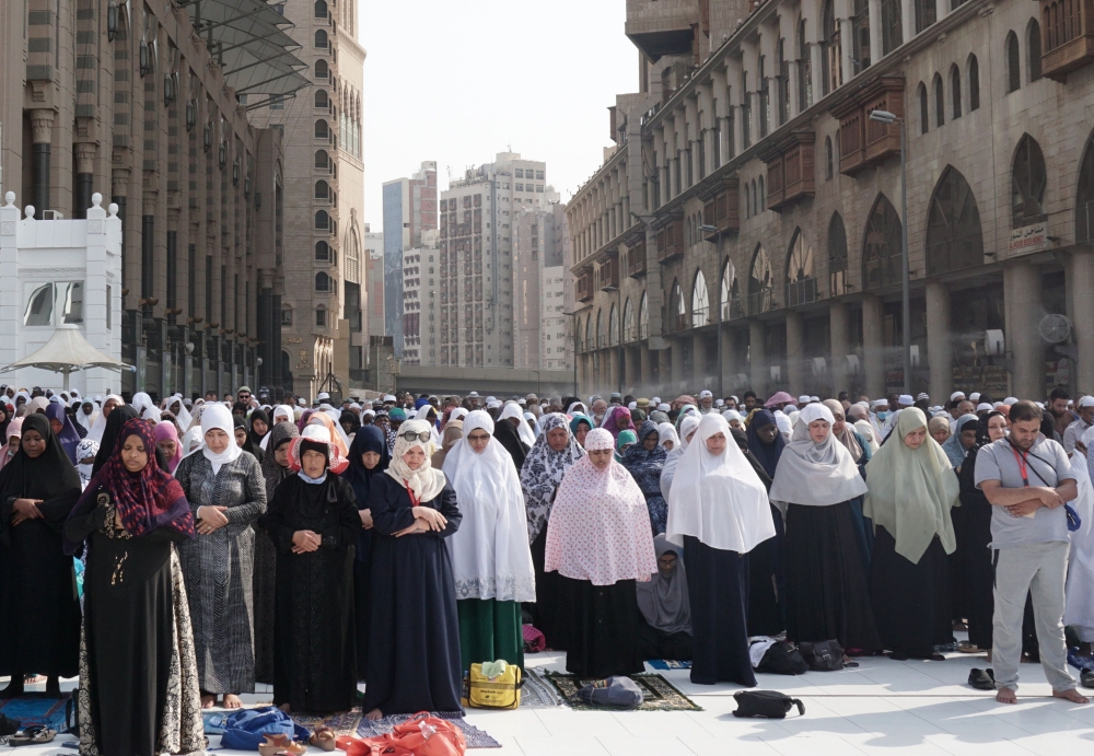 بالصور.. الحجاج يصلون إلى مكة المكرمة