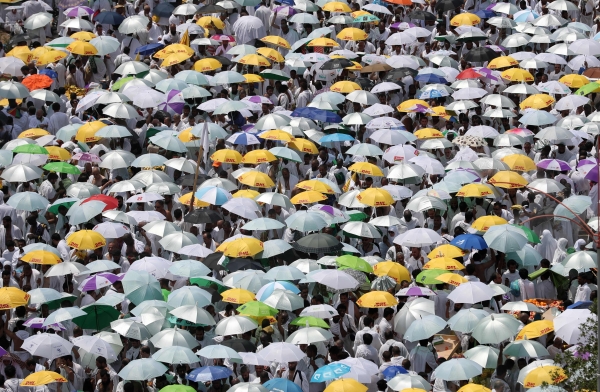 بالصور - أكثر من مليوني حاج على صعيد عرفات لتأدية ركن الحج الأعظم