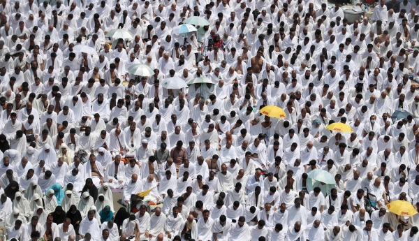 بالصور - أكثر من مليوني حاج على صعيد عرفات لتأدية ركن الحج الأعظم