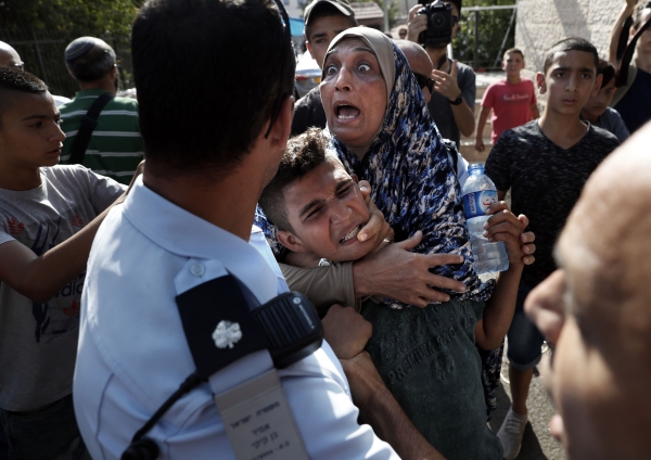 بالصور - مواجهات بالقدس المحتلة إثر تظاهرة ضد طرد عائلة فلسطينية