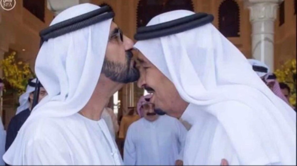 محمد بن راشد يعايد السعوديين بقبلة على رأس خادم الحرمين