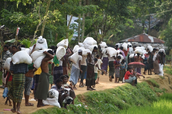 نصف مليون مسلم روهينغي يفرون من الإبادة الجماعية ببورما إلى بنغلادش