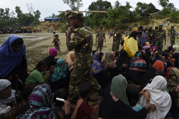 نصف مليون مسلم روهينغي يفرون من الإبادة الجماعية ببورما إلى بنغلادش
