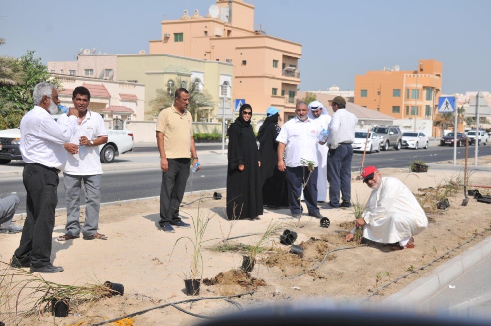 "بلدي المحرق" يزرع 3350 نبتة بعراد احتفالاً بيوم الزراعة العربي