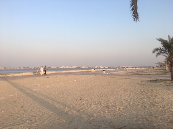 ممشى سترة.. البحر يشجع على الرياضة