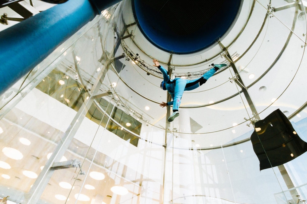 فاطمة بنت أحمد أول بحرينية بكأس العالم للطيران الحر الداخلي