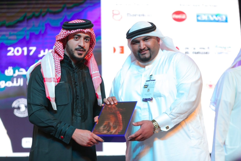 خالد بن حمد: الرعاية ساهمت بنجاح "المسرح الشبابي" وعززت جهود اللجنة المنظمة