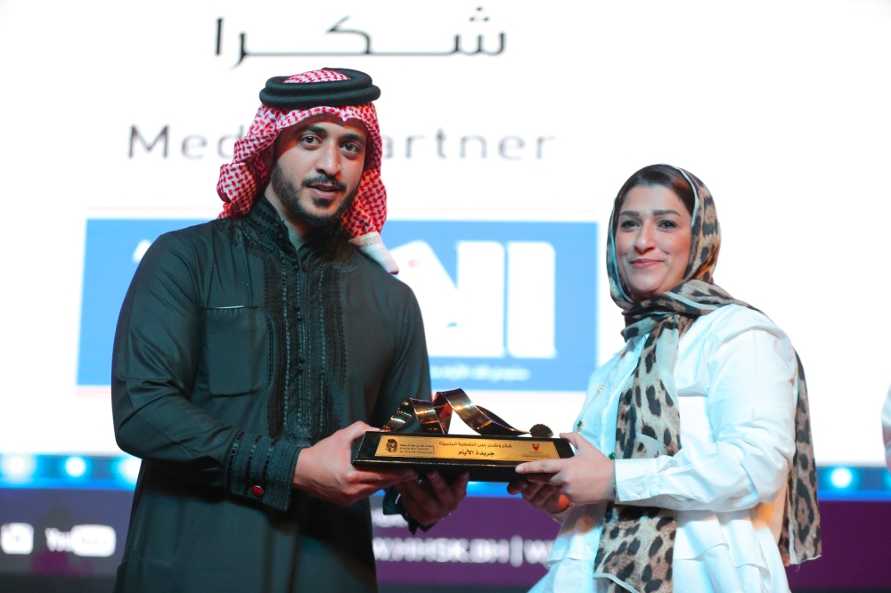 "الوطن" تحصد جائزة التغطية الإعلامية المتميزة بمهرجان "المسرح الشبابي"