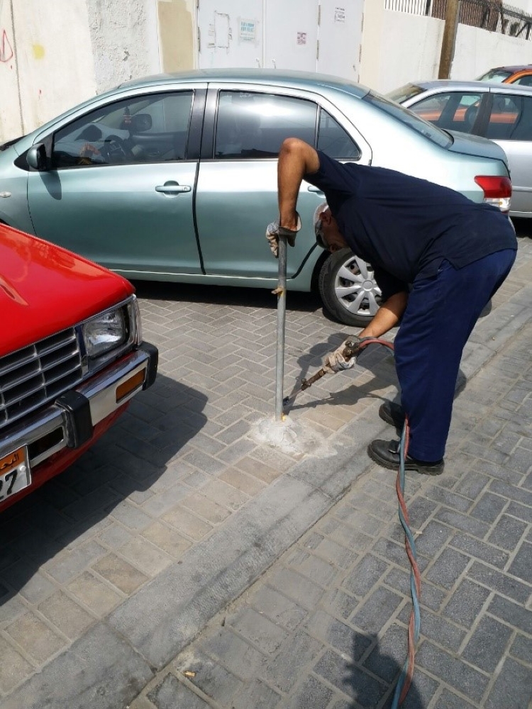 بلدية المحرق تنظِّم حملات لإزالة إشغالات الطريق