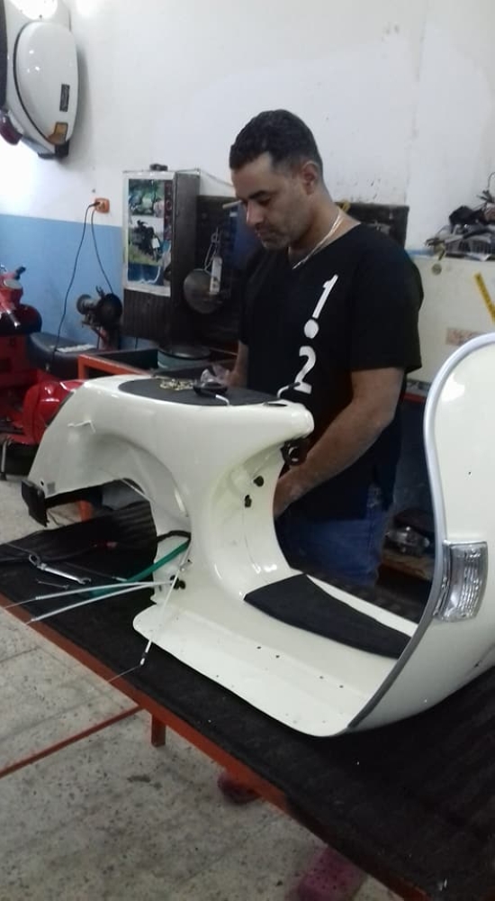 مصري يصنع دراجات نارية من الخردة