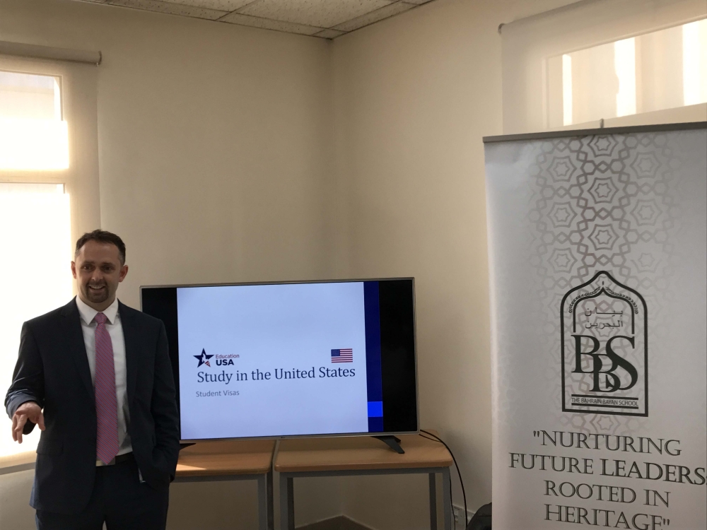 السفارة الأمريكية تنظِّم ورشاً لتطوير مهارات "الإنجليزية" للطلبة