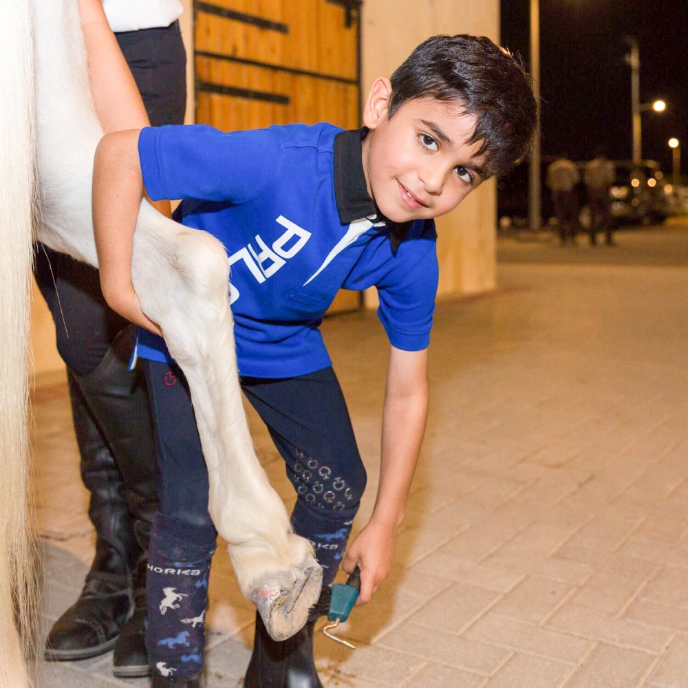 شيمة وحمد ومحمد يرعون الخيل بأنفسهم.. تنظيفاً وتجهيزاً وغداء وسقاية