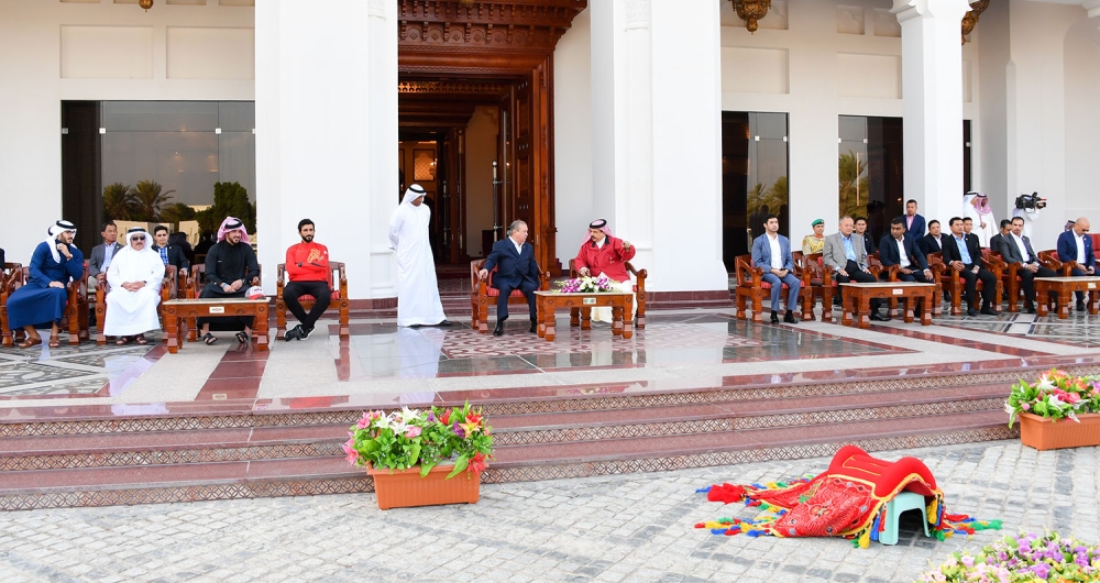 الملك والسلطان إبراهيم يشهدان عرضاً للخيل العربية البحرينية الأصيلة
