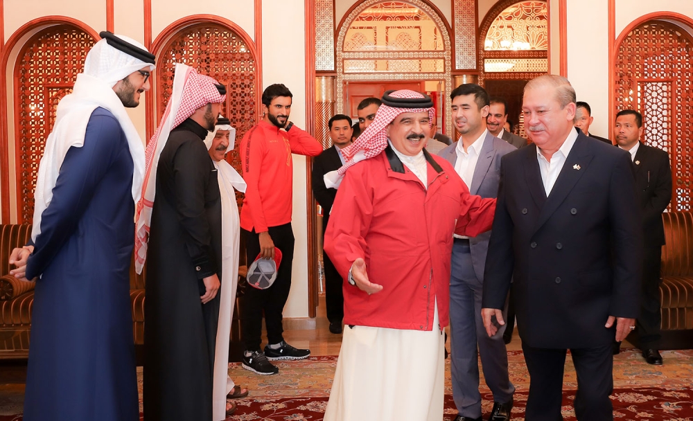 الملك والسلطان إبراهيم يشهدان عرضاً للخيل العربية البحرينية الأصيلة