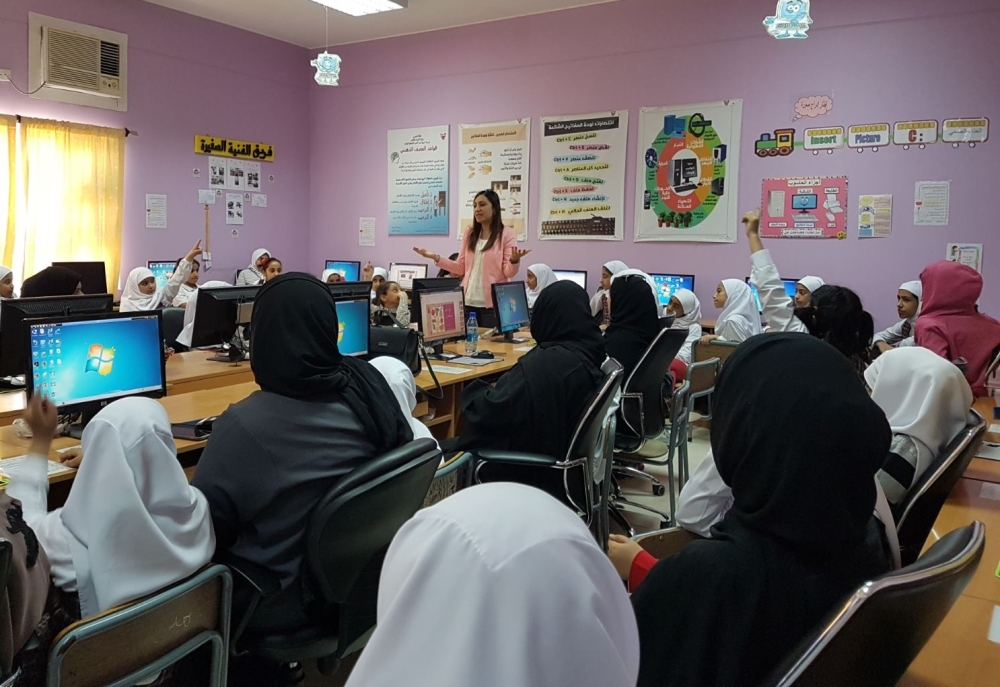 "الصناعة" تواصل برنامج التجارة الإلكترونية وأمن الإنترنت لطلبة المدارس