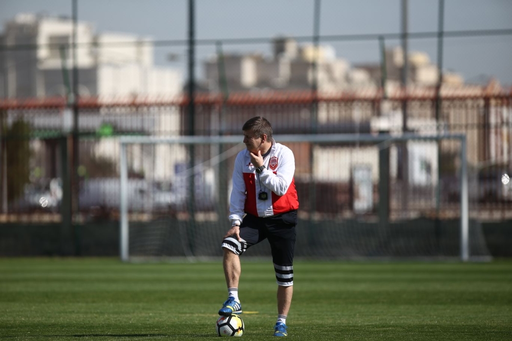 بالصور.. "الأحمر" يستعد لمواجهة اليمن