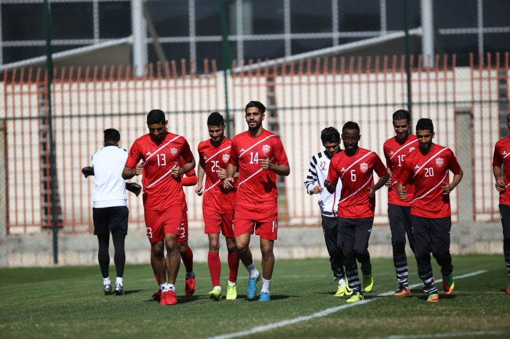 بالصور.. "الأحمر" يستعد لمواجهة اليمن