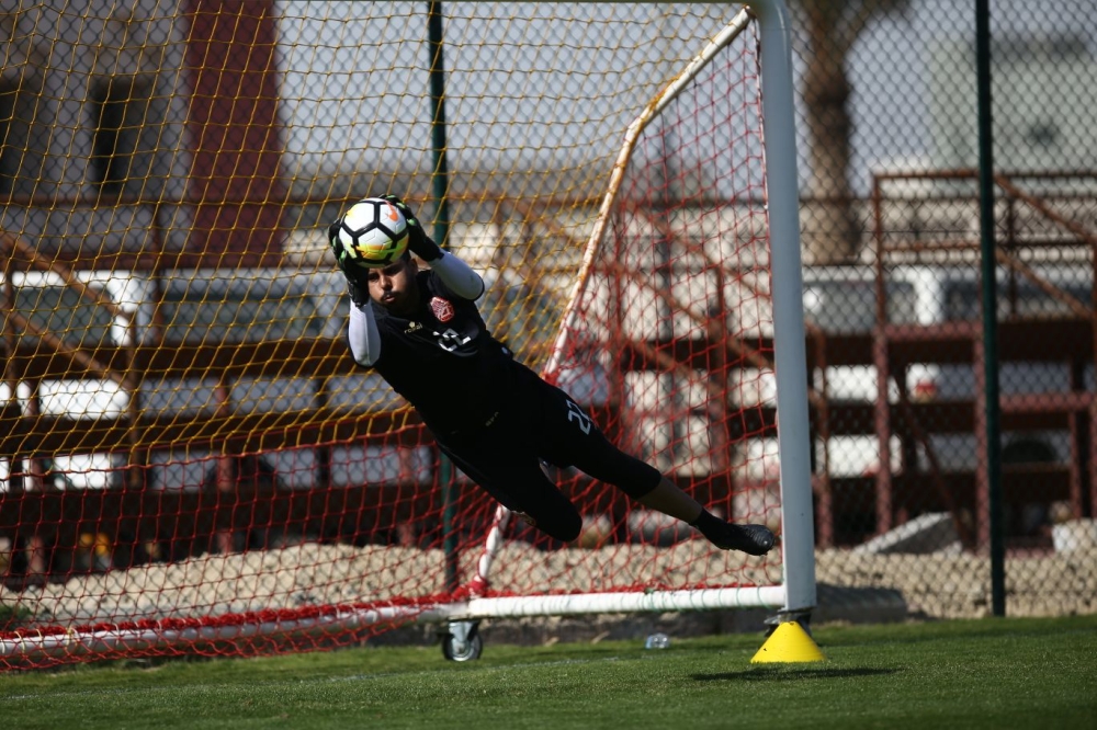 بالصور.. "الأحمر" يستعد لمواجهة اليمن