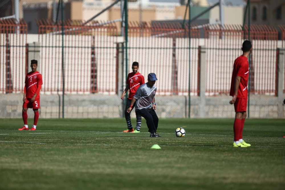 بالصور.. "الأحمر" يستعد لمواجهة اليمن