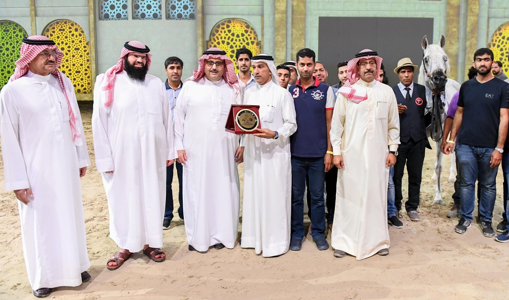 عبدالعزيز آل سعود يتوّج أبطال "فيصل بن حمد لجمال الخيل العربية"