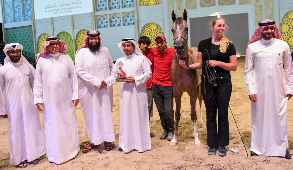 عبدالعزيز آل سعود يتوّج أبطال "فيصل بن حمد لجمال الخيل العربية"