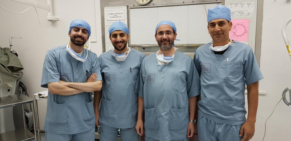 طبيب أردني يجري 9 عمليات جراحية دقيقة للعيون بـ"السلمانية"