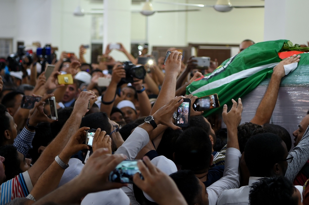 بالصور - تشييع جثمان العالم الفلسطيني المغدور فادي البطش في ماليزيا