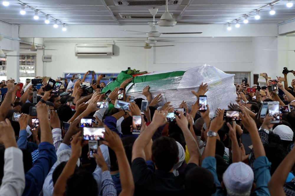 بالصور - تشييع جثمان العالم الفلسطيني المغدور فادي البطش في ماليزيا