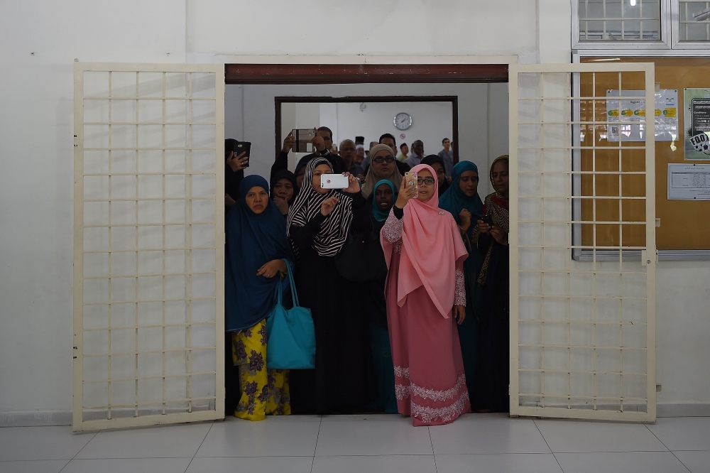 بالصور - تشييع جثمان العالم الفلسطيني المغدور فادي البطش في ماليزيا